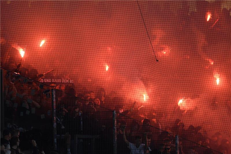 Ministerin will härtere Strafen für Pyrotechnik im Stadion Hannovers Fans zünden Pyrotechnik.