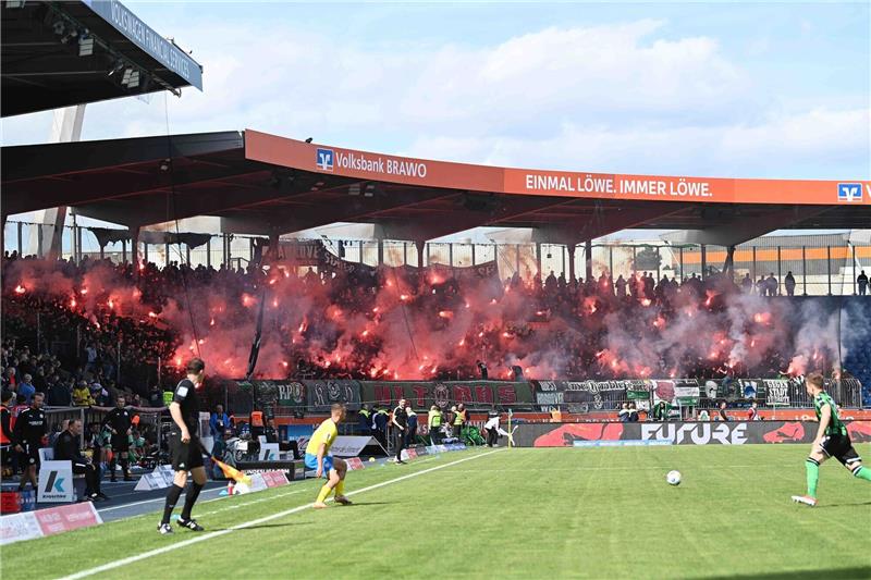 „Massiver Pyro-Beschuss”: Ministerin kritisiert Fans Hannovers Fans zünden Pyrotechnik.