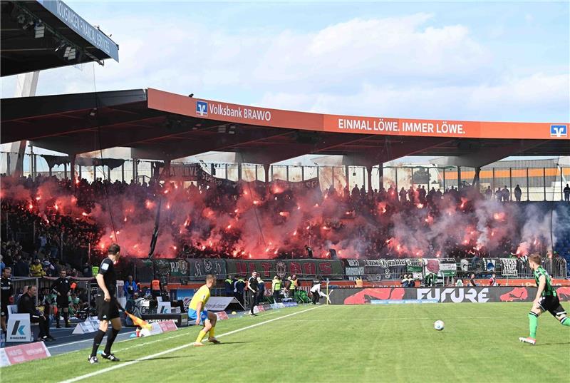 Nach Pyro-Eklat: Ministerin will Derbys ohne Gästefans Hannovers Fans zünden Pyrotechnik auf der Tribüne.