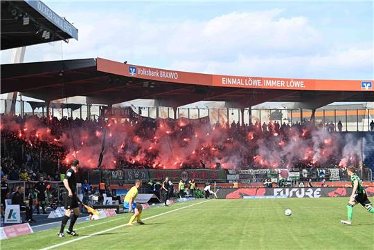 Hannovers Fans zünden Pyrotechnik auf der Tribüne.