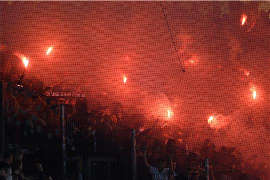 Hannovers Fans zünden Pyrotechnik im Eintracht-Stadion.