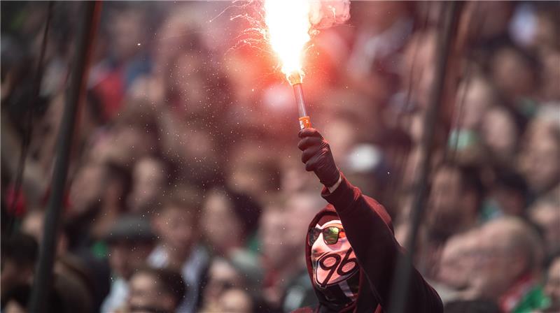 Vor dem Derby: Was macht der Hannover-96-Bus in Goslar? Hannovers Fans zündeten beim letzten Derby Pyrotechnik – dafür kassierte der Club dafür eine hohe Strafe. Foto: Swen Pförtner, dpa