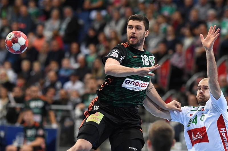WM-Spieler Kuzmanovski von Hannover nach Wetzlar Hannovers Filip Kuzmanovski (l) spielt gegen Mindens Maximilian Janke.