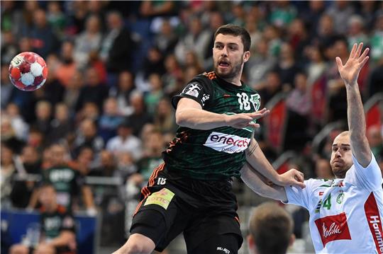 Hannovers Filip Kuzmanovski (l) spielt gegen Mindens Maximilian Janke.