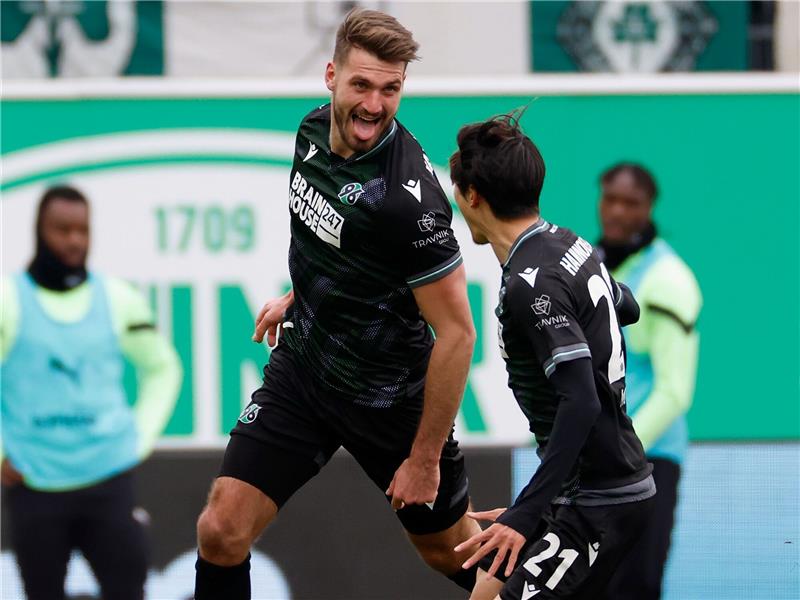 96-Angreifer Weydandt verkündet Karriereende mit 27 Jahren Hannovers Hendrik Weydandt (l) jubelt mit Teamkollege Sei Muroya nach seinem Tor zum 1:0.