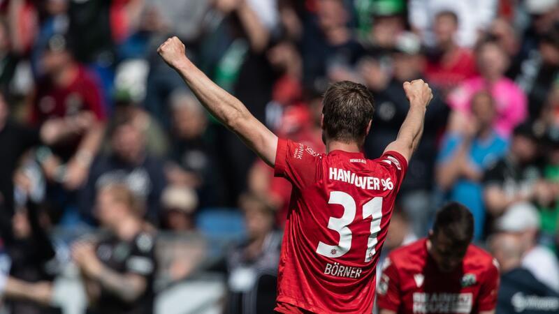 5:4 im Elfmeterschießen: Hannover 96 II steigt auf Hannovers Julian Börner jubelt nach dem Schlusspfiff.