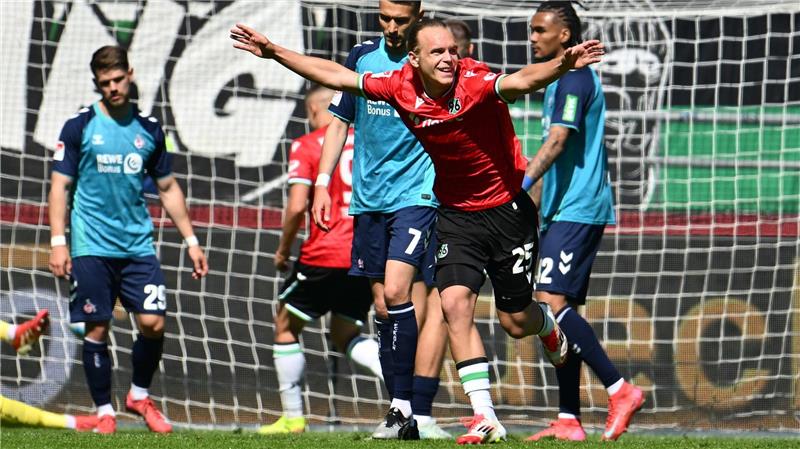 Hannover 96 schlägt Tabellenführer Köln Hannovers Lars Gindorf feiert sein Tor zum 1:0 gegen Köln.