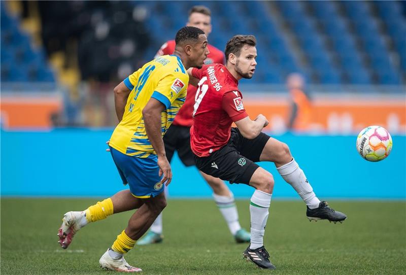 Hannovers Louis Schaub (r) spielt gegen Braunschweigs Anton Donkor.