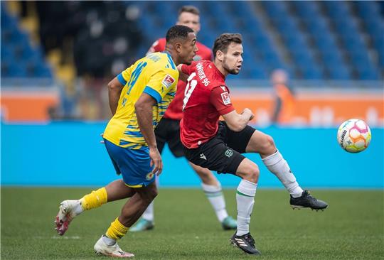 Hannovers Louis Schaub (r) spielt gegen Braunschweigs Anton Donkor.