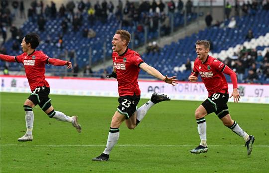Hannovers Marcel Halstenberg (M) jubelt mit Sebastian Ernst (r) und Sei Muroya über sein Tor zum 2:1.