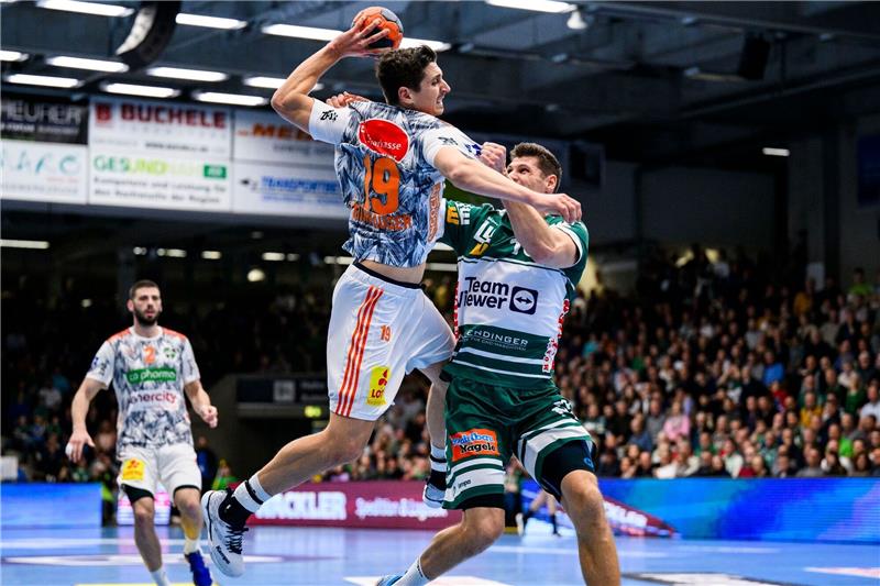 Steinhauser verlängert bei Hannovers Handballern Hannovers Marius Steinhauser (l) in Aktion gegen Göppingens Sebastian Heymann (r).