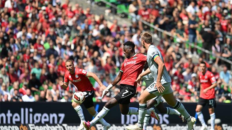 „Ein bisschen dreckig“: Wolfsburg holt ersten Zweitliga-Sieg Hannovers Mustapha Bundu im Spiel gegen den VfL Wolfsburg.