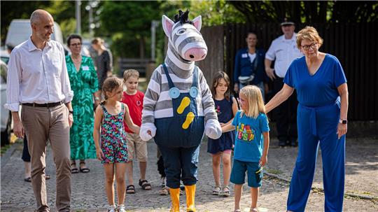 Hannovers Oberbürgermeister Belit Onay (Grüne) und Niedersachsens Innenministerin Daniela Behrens (SPD) begleiten Kinder zum Beginn des Schuljahres auf ihrem Schulweg. Die Aktion soll für mehr Sicherheit für die jüngsten Verkehrsteilnehmer werben.
