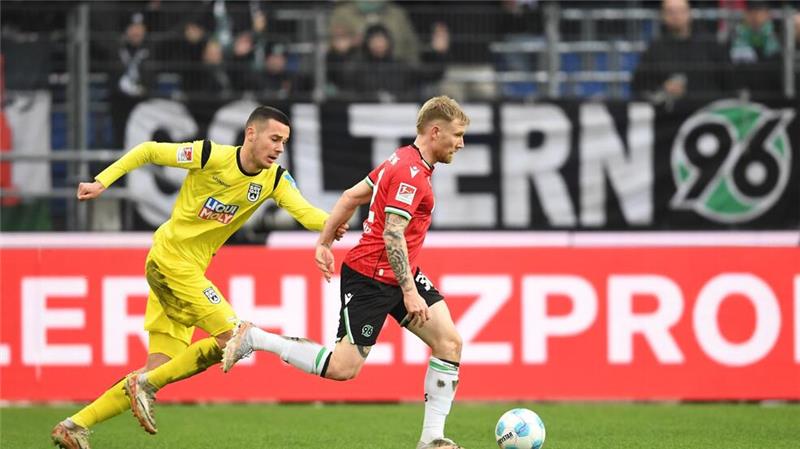 Hannovers Offensivspieler wie Andreas Voglsammer (r.) konnten ihren Ulmer Gegenspielern in der ersten Halbzeit nur selten davonlaufen.
