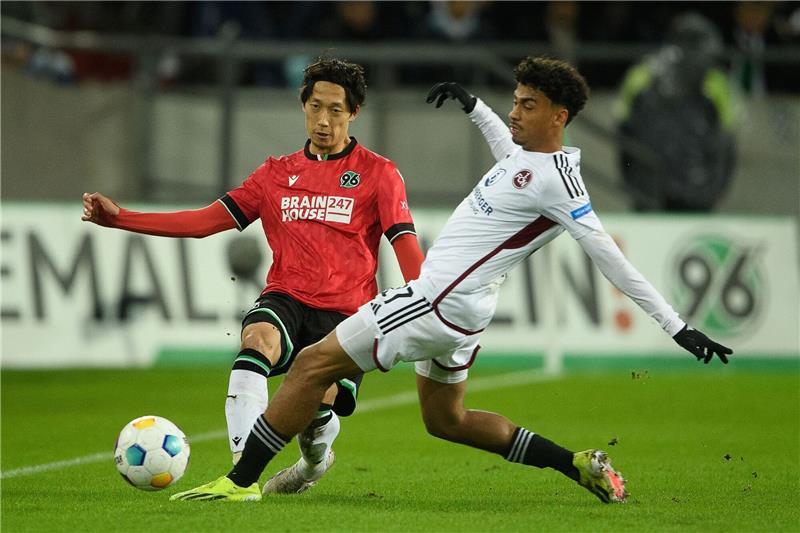 1. FC Nürnberg desaströs: „Überhaupt nicht auf dem Platz” Hannovers Sei Muroya (l) spielt gegen Nürnbergs Nathaniel Brown.