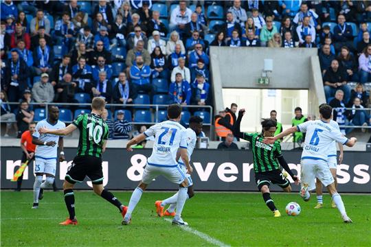 Hannovers Sei Muroya schießt das Tor zum 0:2.