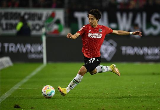 Hannovers Sei Muroya spielt den Ball.
