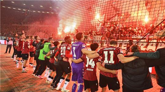 Hannovers Spieler feiern nach dem Derbysieg gegen Braunschweig mit ihren Fans.