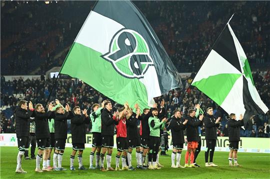 Hannovers Spieler feiern nach dem Spiel.