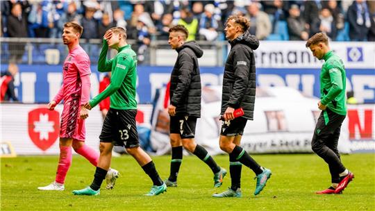 Hannovers Spieler gehen nach dem Spiel zum Fanblock.