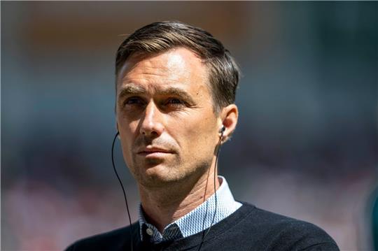 Hannovers Sportdirektor Marcus Mann gibt vor dem Spiel ein Interview.