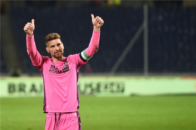 Hannovers Torhüter Ron-Robert Zieler jubelt nach dem 3:0-Sieg.
