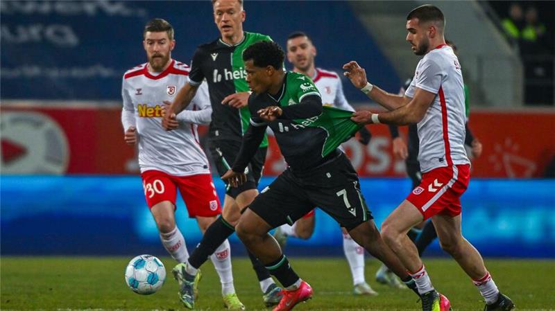 Breitenreiter jubelt beim Comeback als Hannover-Coach Hannovers Torschütze Jessic Ngamkam (Nr. 7) in Aktion.