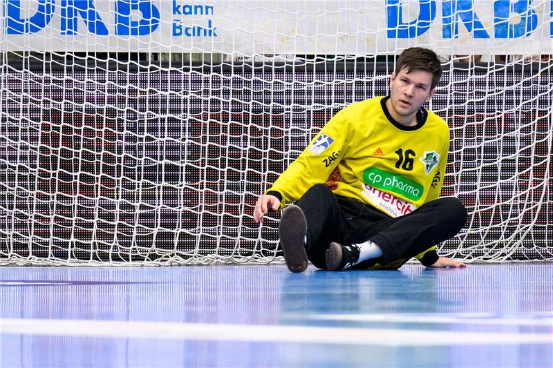 Hannovers Torwart Simon Gade reagiert unzufrieden.