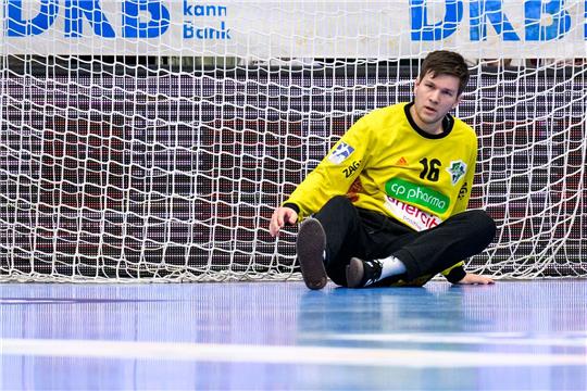 Hannovers Torwart Simon Gade reagiert unzufrieden.