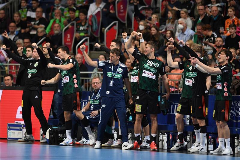 European League: Hannovers Handballer erreichen Gruppenphase Hannovers Trainer Christian Prokop (M) und Spieler jubeln nach einem Tor.