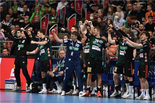 Hannovers Trainer Christian Prokop (M) und Spieler jubeln nach einem Tor.