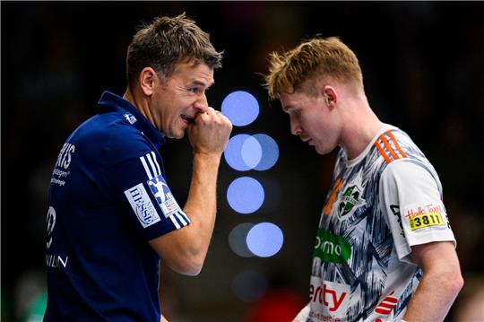 Hannovers Trainer Christian Prokop (l) spricht mit Hannovers Jonathan Edvardsson (r).