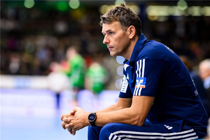 Hannover-Burgdorf Gruppensieger in der European League Hannovers Trainer Christian Prokop sitzt vor dem Spiel in der Halle.