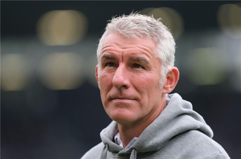 Trainerkarriere vorbei: Mirko Slomka will Manager werden Hannovers Trainer Mirko Slomka ist vor dem Spiel in der Arena.