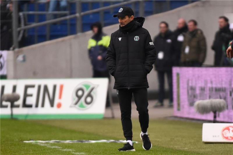 Hannover 96 hofft auf Ende der Krise im Niedersachsen-Derby Hannovers Trainer Stefan Leitl beobachtet das Spielgeschehen vom Spielfeldrand.