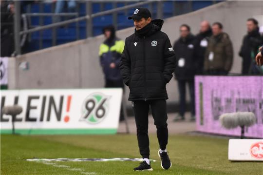 Hannovers Trainer Stefan Leitl beobachtet das Spielgeschehen vom Spielfeldrand.
