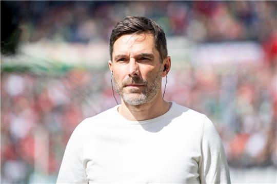 Hannovers Trainer Stefan Leitl betritt das Stadion.