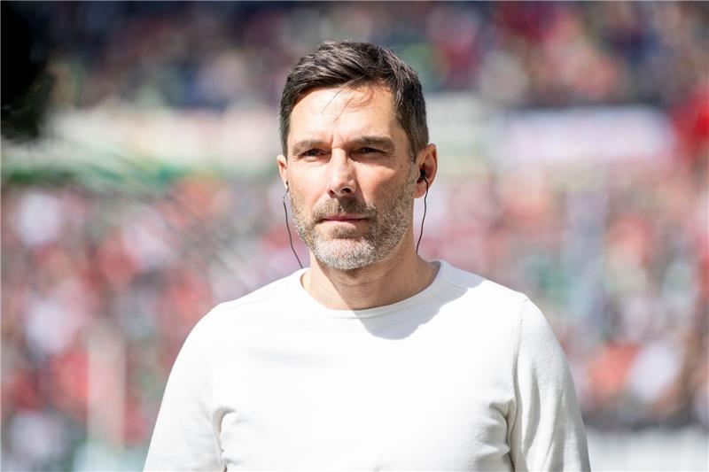 Braunschweig gegen 96: Fans stimmen sich auf Derby ein Hannovers Trainer Stefan Leitl betritt das Stadion.
