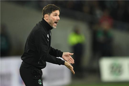 Hannovers Trainer Stefan Leitl gestikuliert.