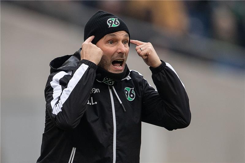 Hannovers Trainer Stefan Leitl gestikuliert.
