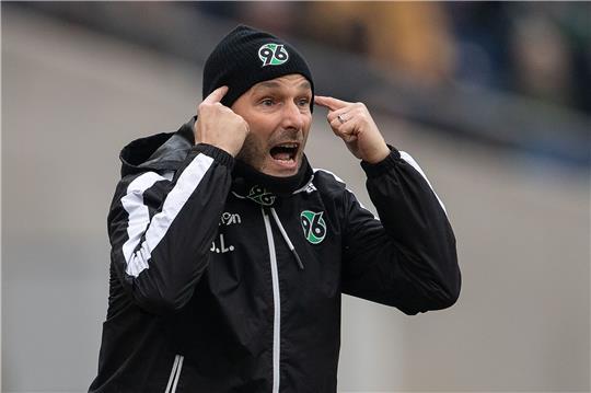 Hannovers Trainer Stefan Leitl gestikuliert.