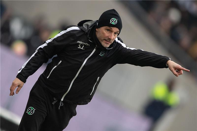 Leitl kündigt Konsequenzen an: „Werden Wechsel vornehmen” Hannovers Trainer Stefan Leitl gestikuliert.