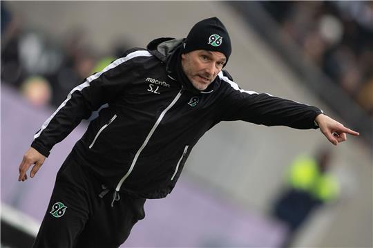 Hannovers Trainer Stefan Leitl gestikuliert.