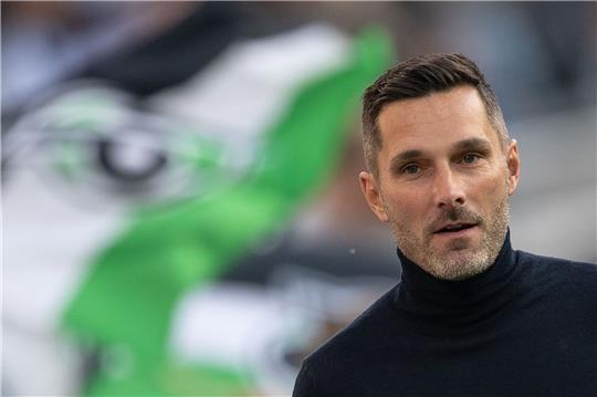 Hannovers Trainer Stefan Leitl ist vor dem Spiel im Stadion.