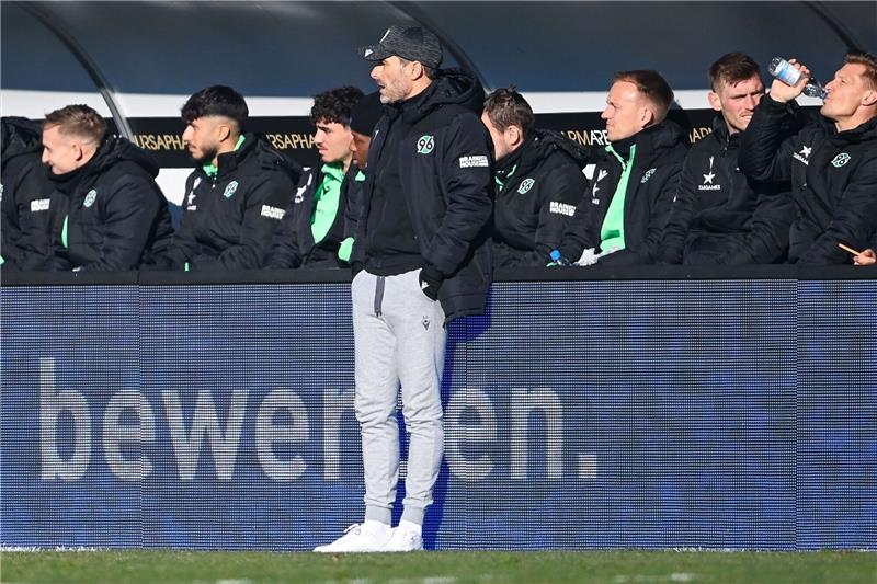 Elversberg und Hannover trennen sich 2:2 Hannovers Trainer Stefan Leitl schaut sich das Spiel an.