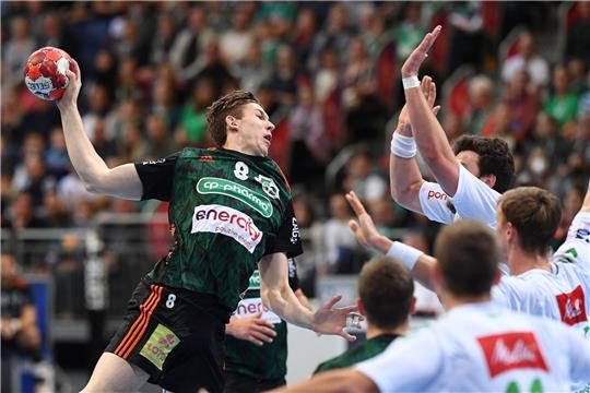Hannovers Veit Mävers (l) spielt gegen Mindens Joshua Thiele.