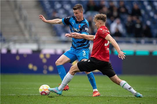 Hannovers Yannik Lührs (r) spielt gegen Heidenheims Jan Schöppner.