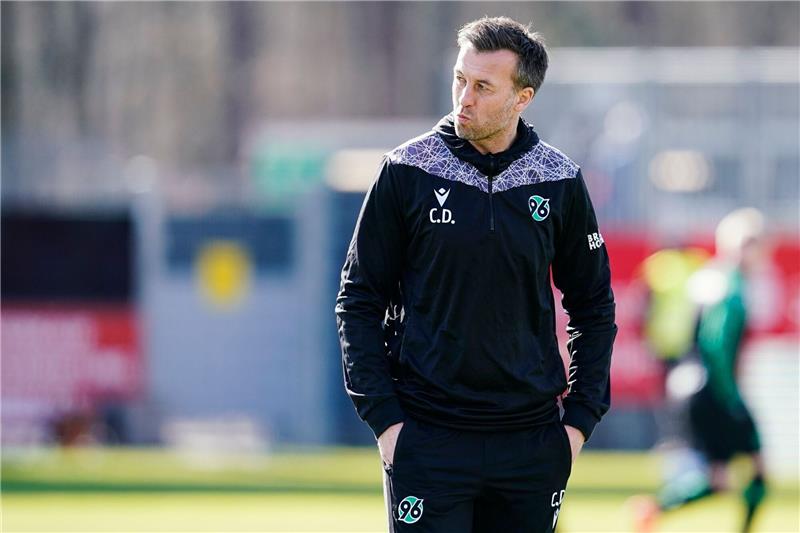 Hannovers ehemaliger Trainer Christoph Dabrowski geht übers Spielfeld.