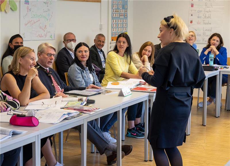 Jobcenter schickten 154.000 Ukrainer in Integrationskurs Hans-Eckhard Sommer (2.v.l.), Präsident des Bundesamts für Migration und Flüchtlinge, nimmt an einem Deutschkurs teil. Bei einem allgemeinen Integrationskurs gibt es sechs Sprachkursabschnitte und einen Orientierungsteil.