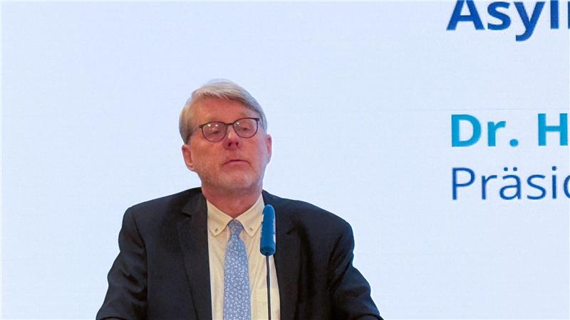 Bamf-Chef persönlich für Asyl-Wende - Rücktrittsforderungen Hans-Eckhard Sommer, Präsident des Bundesamts für Migration und Flüchtlinge (Bamf), hat seinen Vortrag bei der Konrad-Adenauer-Stiftung nach eigenen Worten als Privatmann gehalten, nicht als Behördenschef.
